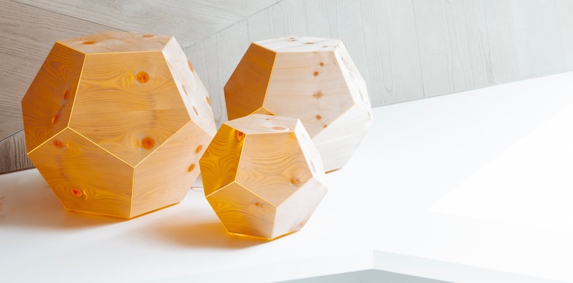 Die ZirbenLüfter® LAMP dode3 (li.) im Vergleich zu ihren kleineren Pendants dode1 (mi.) und dode2 (re.). Lampe, Zirbenholz, Dodekaeder